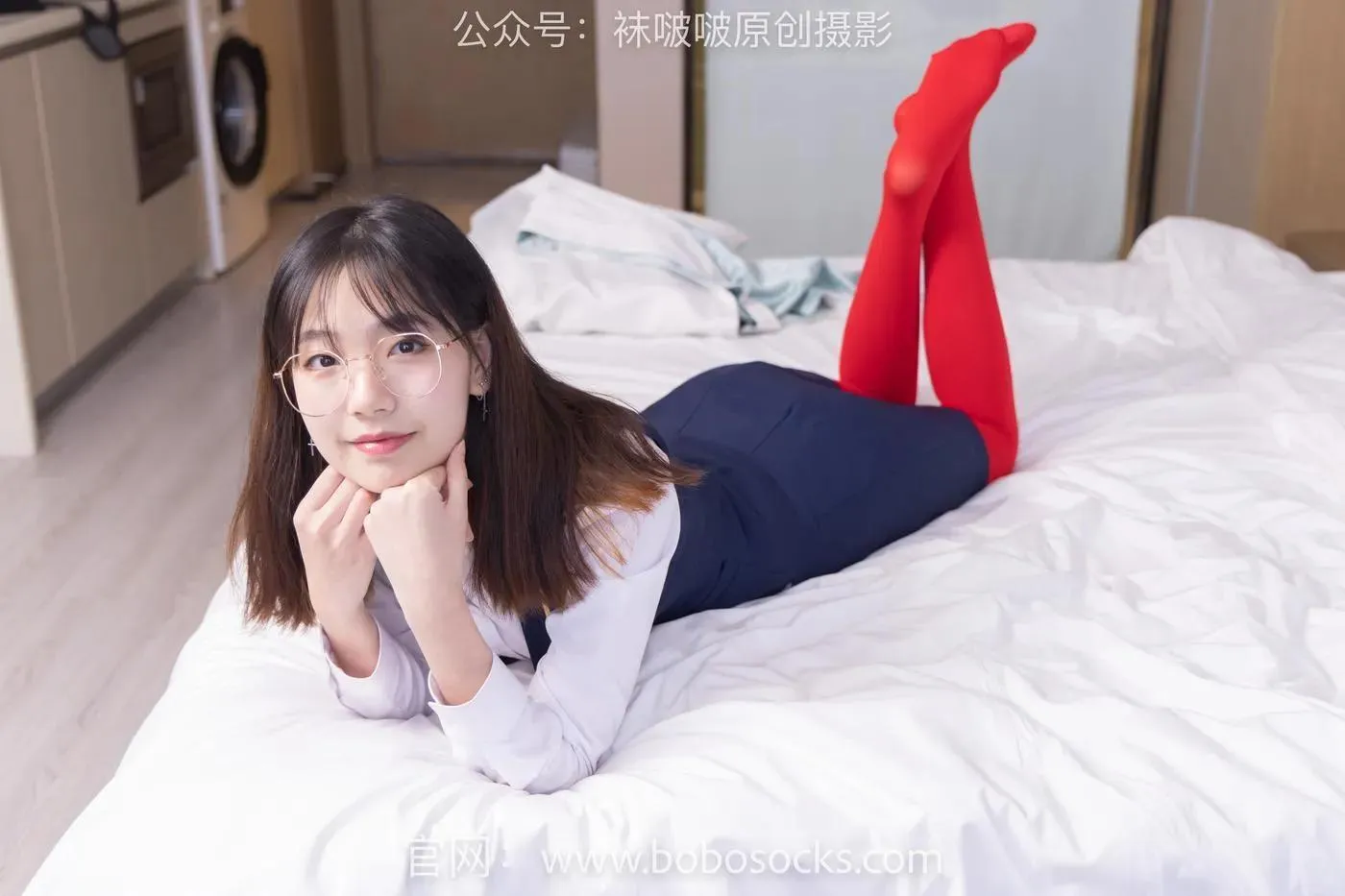 [BoBoSocks袜啵啵]NO.132 小甜豆-aj1板鞋、蓝色短靴、厚黑丝、厚红丝 [145P]插图5